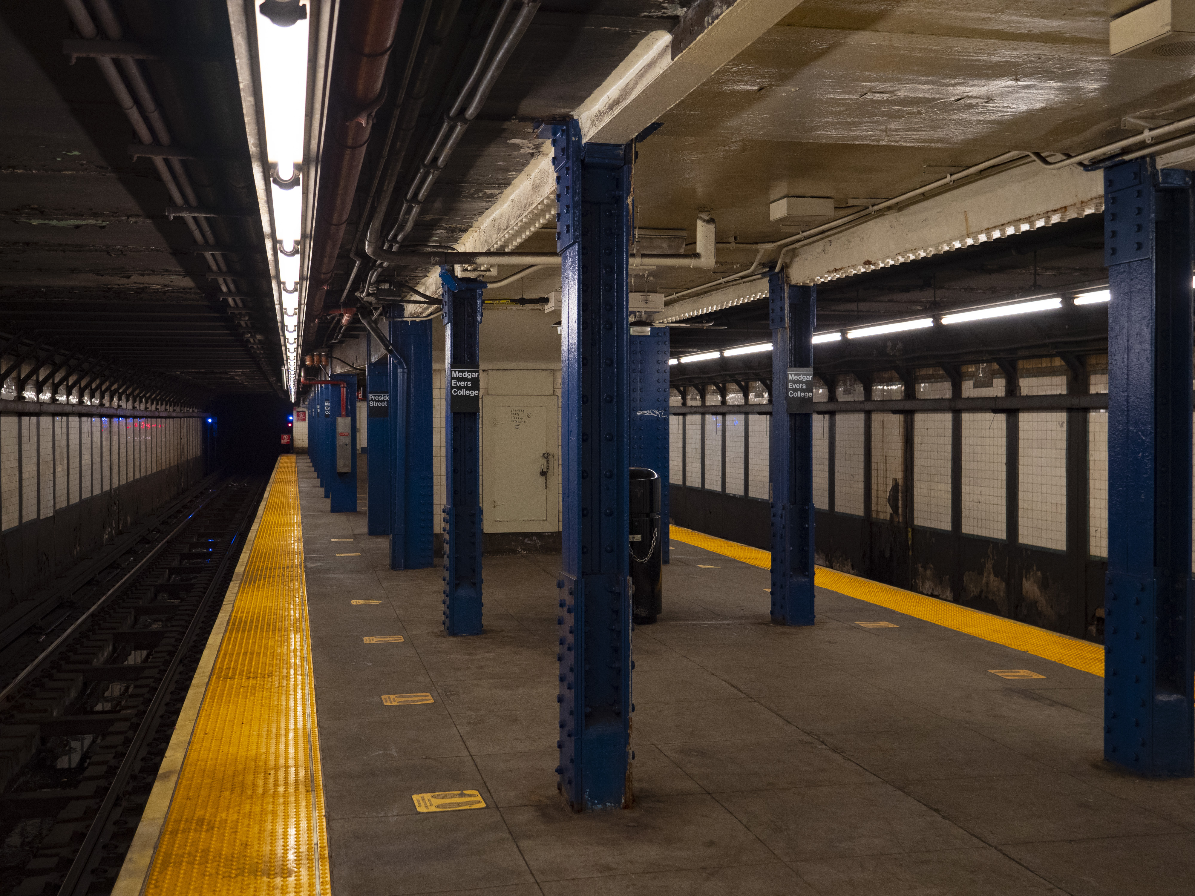 President St Station subway entrance